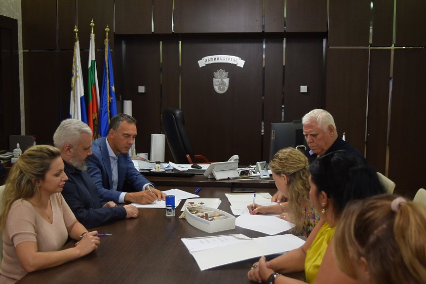 Кметът на Бургас Димитър Николов и представителите на синдикатите в социалната сфера подписаха новия колективен трудов договор