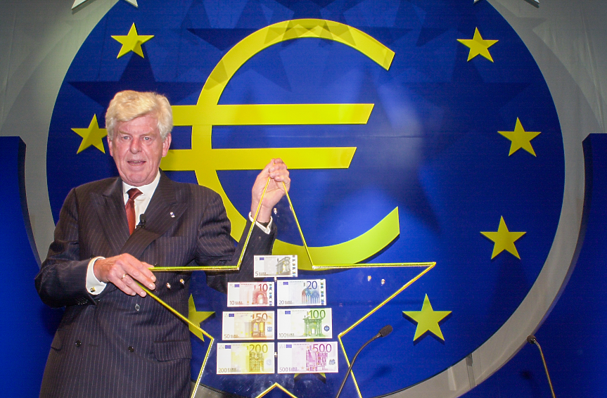 Тогавашният председател на ЕЦБ Вим Дуйзенберг представя официално визията на първите евробанкноти
