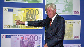 На 30 август 2001 г. ЕЦБ показва евробанкнотите за първи път 