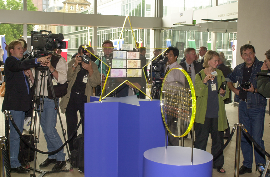 Събитието се превръща в център на медийното внимание, тъй като до онзи момент защитните елементи на банкнотите са пазени в строга тайна. 