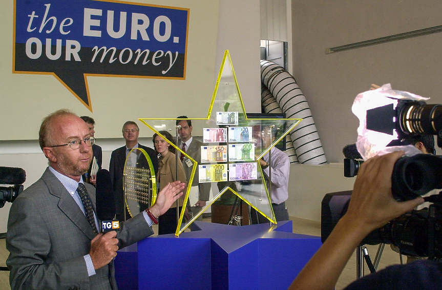 С днешна дата в обращение са над 29 милиарда евробанкноти, а общо 20 страни членки вече са част от еврозоната. 