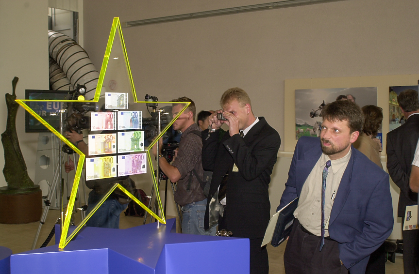 Над 500 журналисти присъстват на пресконференцията, а десетки телевизионни станции предават на живо от сградата на операта във Франкфурт.