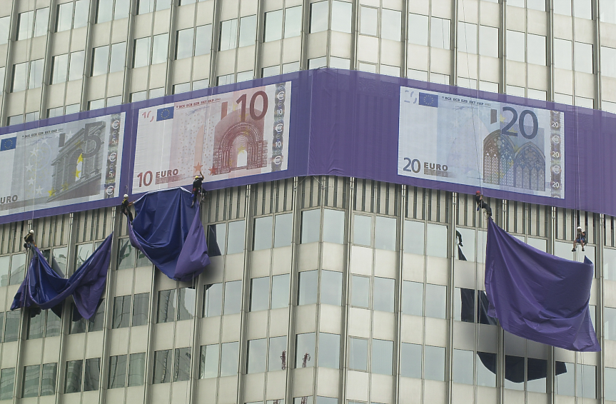 Това се случва на тържествена церемония във Франкфурт.