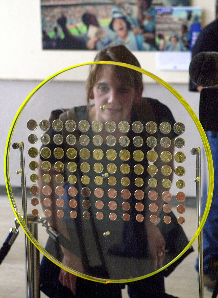 Четири месеца по-късно - на 1 януари 2002 г., първите евробанкноти и монети влизат в обращение в 12 държави от ЕС