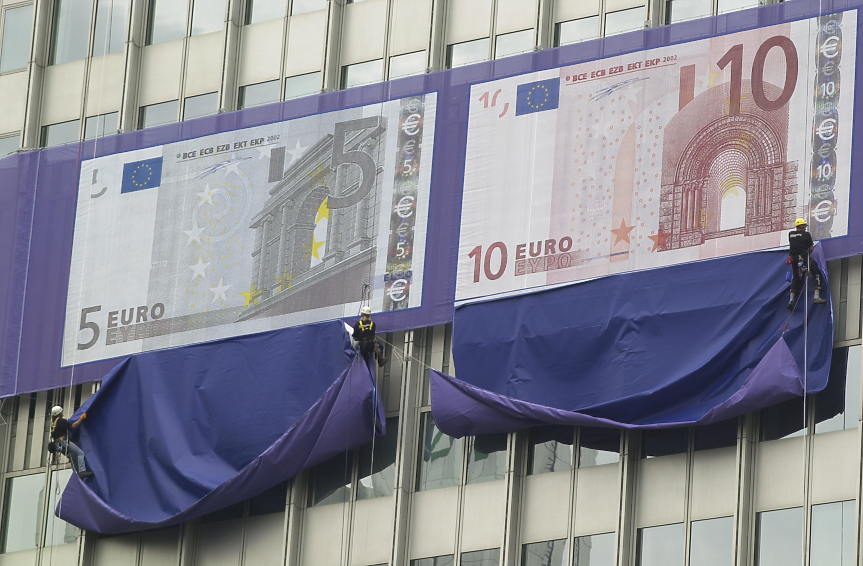 Eurotower (тогавашната сграда на ЕЦБ) е покрит с гигантски транспарант