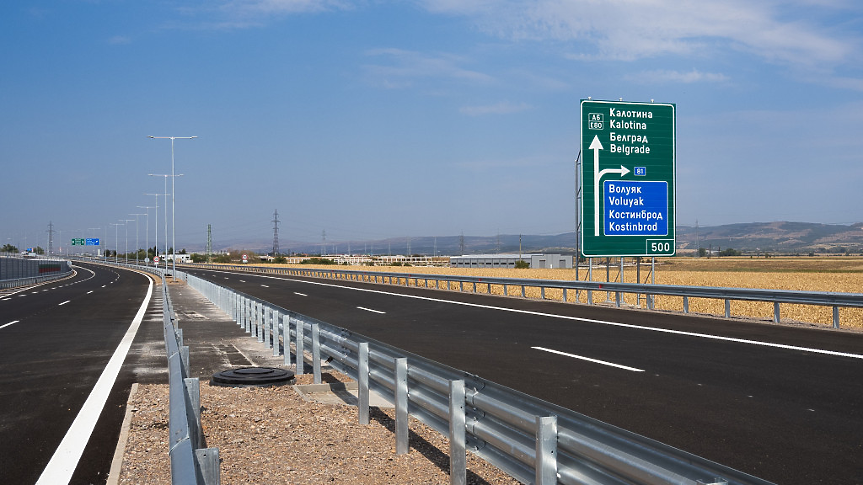 Последният участък от автомагистрала "Европа" ще бъде официално открит днес, което ще позволи пътуването по цялото трасе от ГКПП "Калотина" до София да се осъществява изцяло по магистрален път.