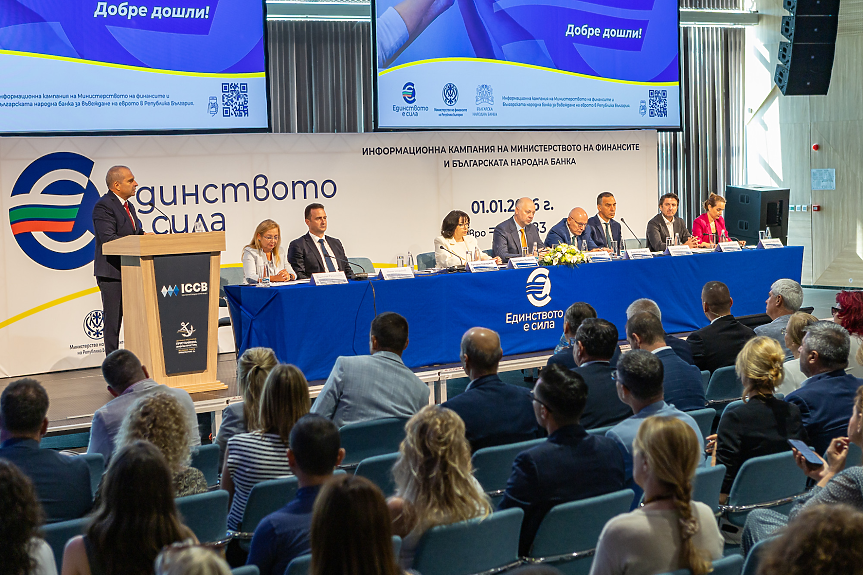 Вицепремиерът и министър на транспорта и съобщенията Гроздан Караджов при откриването на информационната кампания за въвеждане на еврото; ©Министерство на транспорта и съобщенията