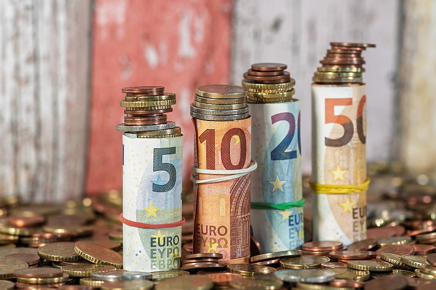 Таксите в образованието в лева и евро: Какво се променя?