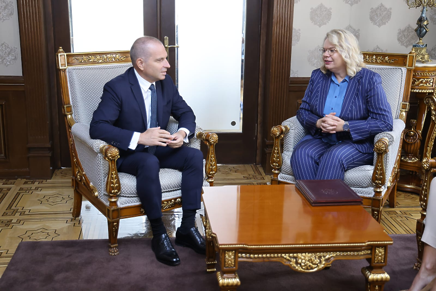 Вицепремиерът и министър на транспорта и съобщенията на България Гроздан Караджов и министърът на транспорта на Черна гора Мая Вукичевич; ©МТС