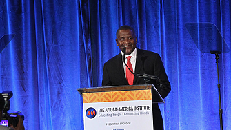 Най-богатият човек в Африка е в надпреварата да стане Рокфелер на Нигерия