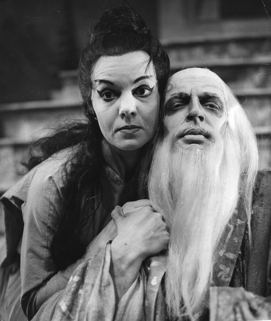 Райна Караиванска и Жозеф Руло с костюми, проектирани от Сесил Бийтън, по време на репетиции за новата постановка на „Турандот“ в Кралската опера, Ковънт Гардън, Лондон. (Снимка: Kent Gavin/Getty Images)