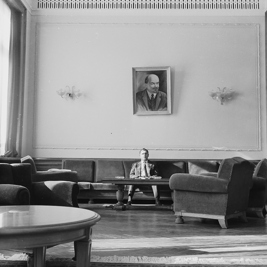 Декември 1963 г.: Мъж, седнал във фоайето на пуст хотел в българската столица София. Над него се спуска поглед от портрета на Ленин – бившия лидер на Съветския съюз. (Снимка: Chris Ware/Keystone Features/Getty Images)