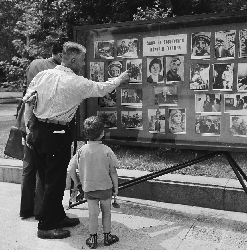 Декември 1963 г.: Двама мъже и малко момче разглеждат руски пропагандни плакати по улиците на София, България. (Photo by Chris Ware/Keystone Features/Getty Images)