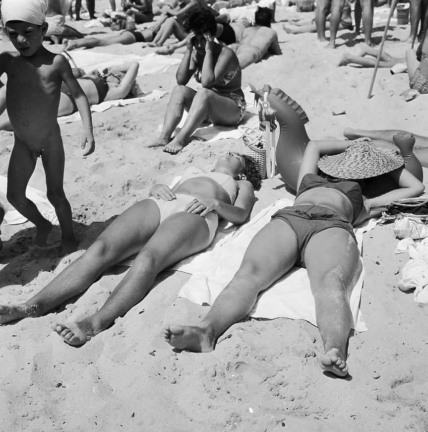 Октомври 1963 г.: Почиващи, които се наслаждават на слънцето във Варна – българския курорт на Черно море. (Снимка: Chris Ware/Keystone Features/Getty Images)