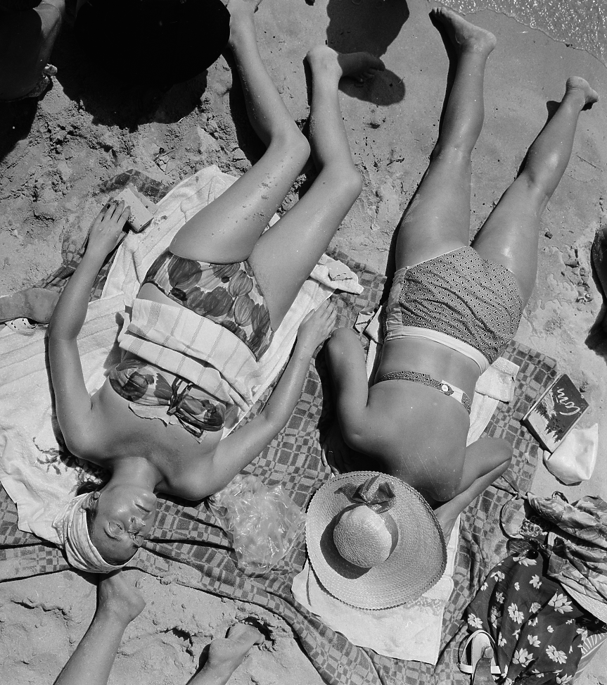 Октомври 1963 г.: Любители на слънчевите бани, легнали върху хавлии във Варна – българския курорт на Черно море.