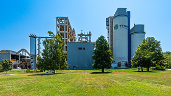 Повече пари и отпуска за работещите в циментовия завод в Златна Панега