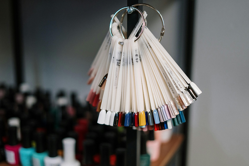 Защо гел лакът за нокти с TPO е забранен в Европа – но не и в САЩ