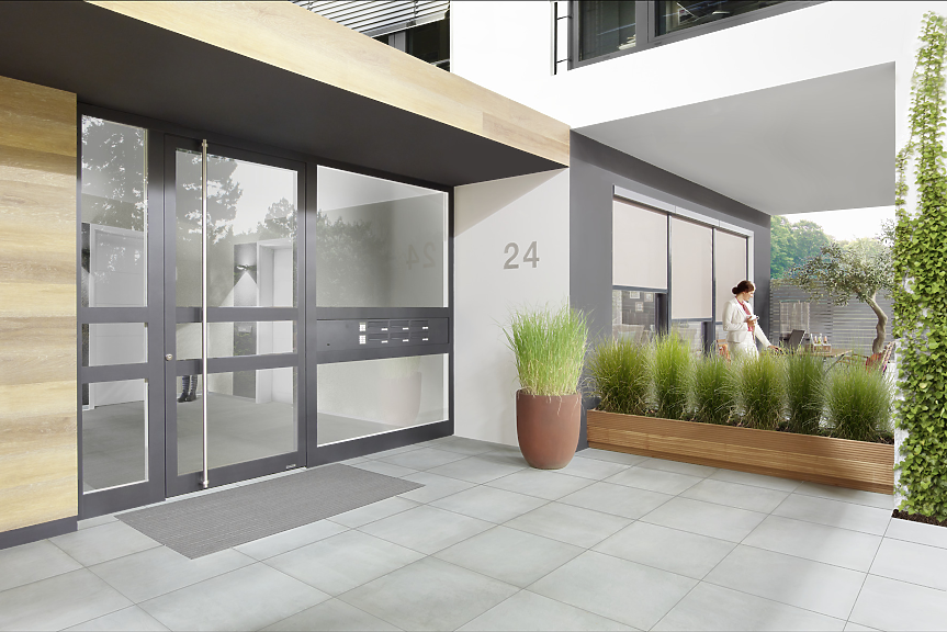 При входните врати на сградата, освен привлекателния външен вид, от значение е и защитата срещу взлом и добрата топлоизолация