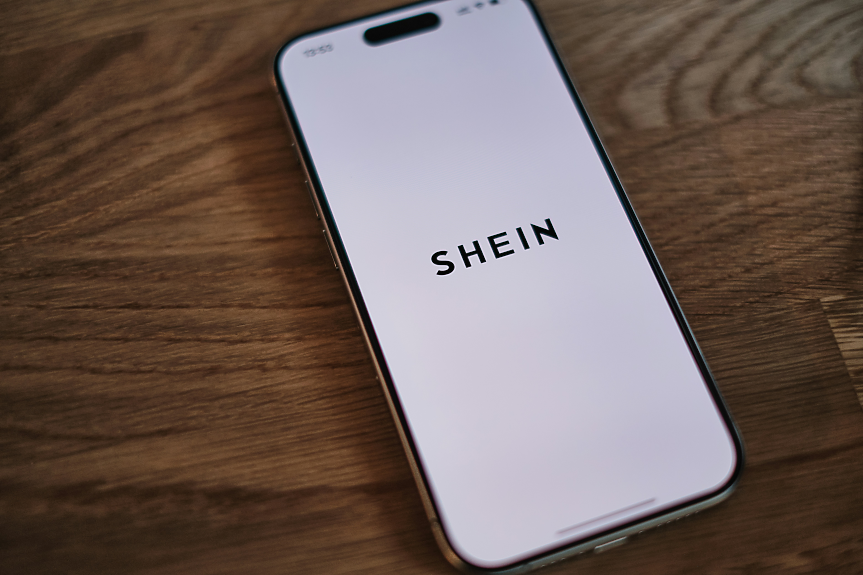 Shein разследва продажба на риза с лика на обвинен в убийство