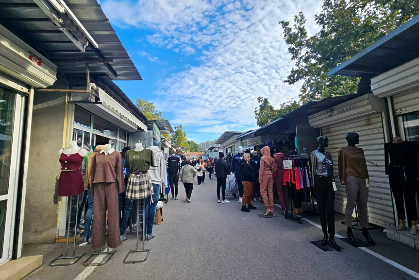 В лева и в евро: За по-малко от час НАП хвана седем търговци в нарушение на Димитровградския пазар