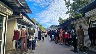 В лева и в евро: За по-малко от час НАП хвана седем търговци в нарушение на Димитровградския пазар