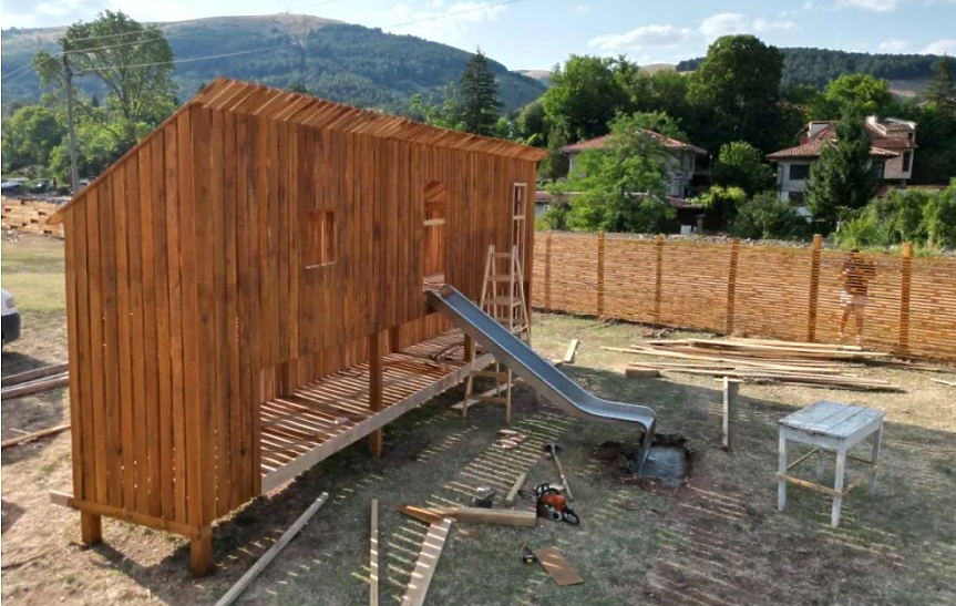 Атракционът в строеж; ©Община Котел