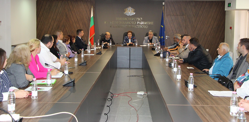 Среща на заместник-министъра на регионалното развитие и благоустройството Дора Янкова с кметове и представители на районните администрации, както и с граждани от Сдруженията на собствениците на жилищните сгради; ©МРРБ 