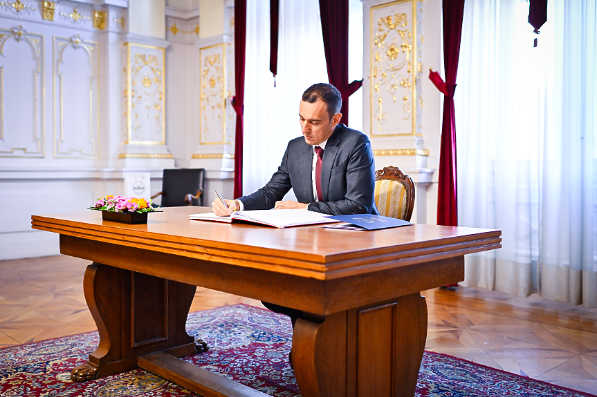 Кметът на София Васил Терзиев и началникът на Военната академия „Г. С. Раковски“ генерал-майор Стойко Прокопиев подписаха споразумение за сътрудничество; ©Столична община