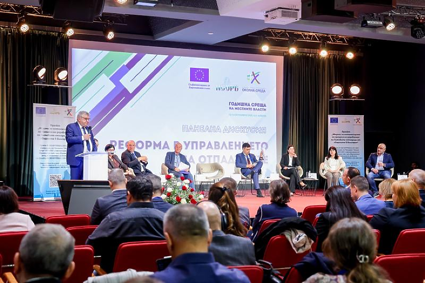 Министърът на околната среда и водите Манол Генов по време на годишната среща на местните власти, организирана от НСОРБ; ©МОСВ 