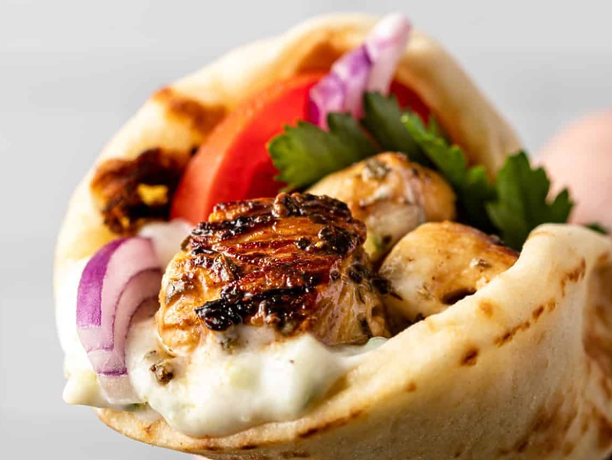 Запознайте се с майстора на сувлаки, който обслужва Атина повече от 20 години