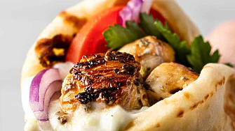 Запознайте се с майстора на сувлаки, който обслужва Атина повече от 20 години