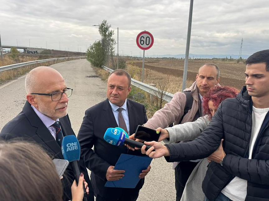 Министърът на регионалното развитие и благоустройството Иван Иванов и началникът на Национално тол управление проф. Олег Асенов проверяват готовността за работа на функцията за претегляне в движение на пътни превозни средства; ©МРРБ 