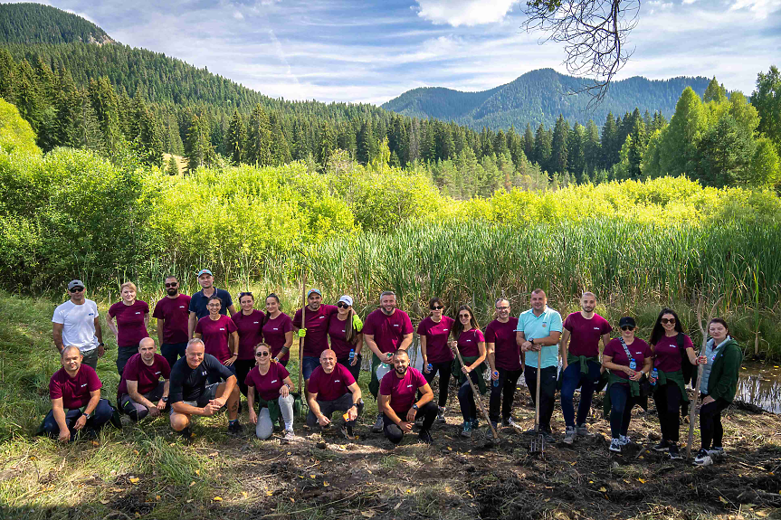 Служители на „Девин“ ЕАД се включиха в доброволческа акция за опазване на природата в района на Чаирските езера; ©„Девин“ ЕАД