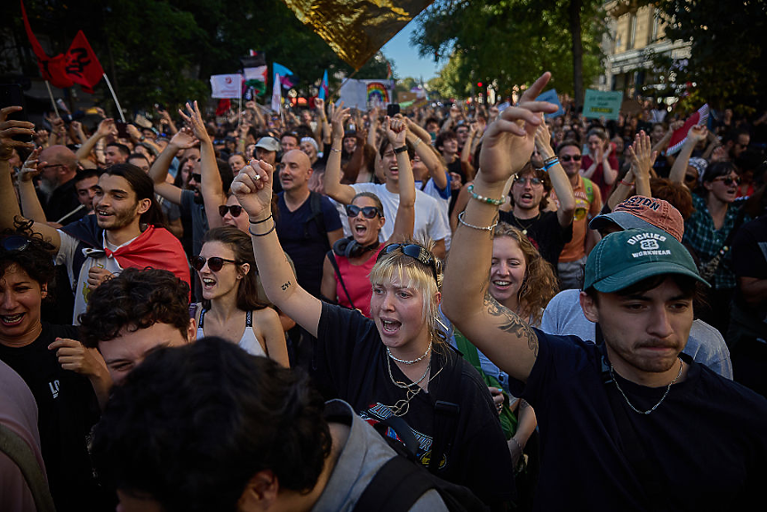 Масови протести и стачки във Франция: Стотици хиляди по улиците срещу бюджетните съкращения