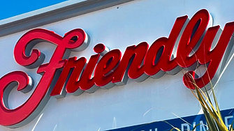 Той започва на 15 г. като сервитьор във верига ресторанти, а 22 г. по-късно вече е собственик