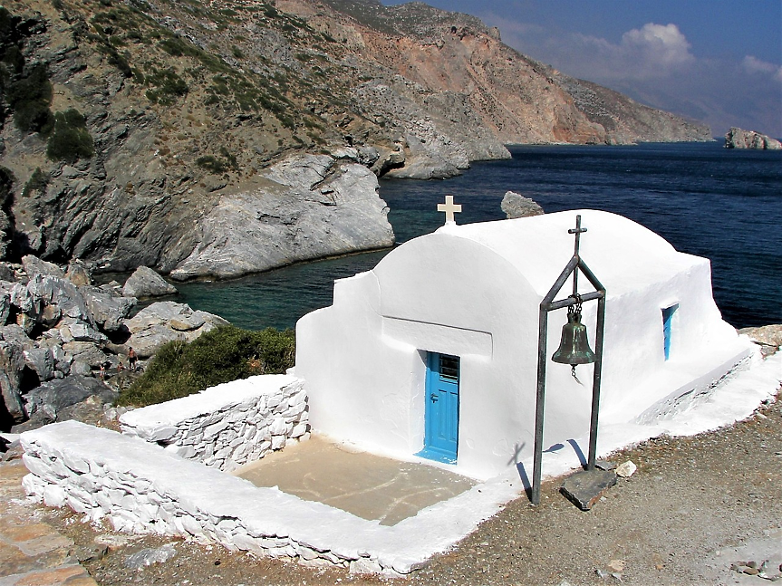 Гръцкият остров с хиляда параклиса, който пази вековна традиция