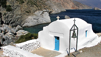 Гръцкият остров с хиляда параклиса, който пази вековна традиция