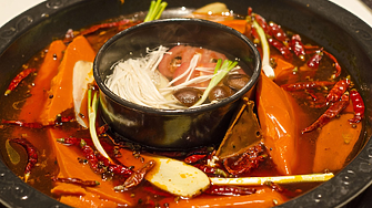 Двама тийнейджъри с глоба от $309 000 за уриниране в ресторант