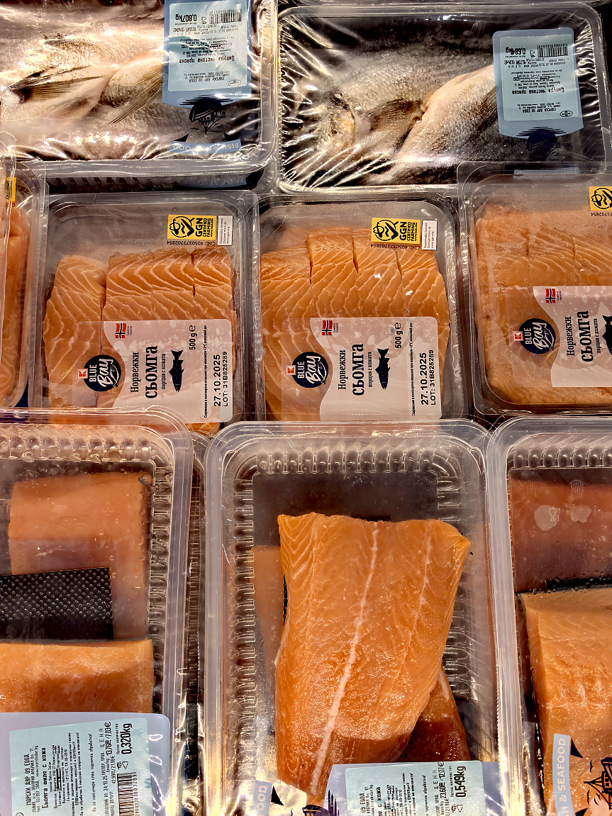 Хладилна витрина със свежа риба в тарелка; ©Darik Business Review