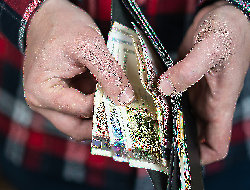 Емигрантите продължават да изпращат по над 100 млн. евро месечно​​​​​​​