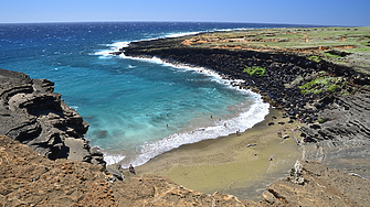Зеленият пясъчен плаж, който е един от само четири в света