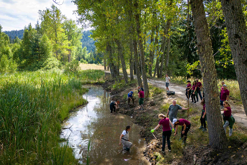 Служители на Девин почистиха Чаирските езера в Родопите