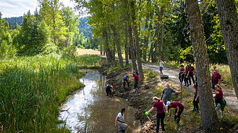 Служители на Девин почистиха Чаирските езера в Родопите