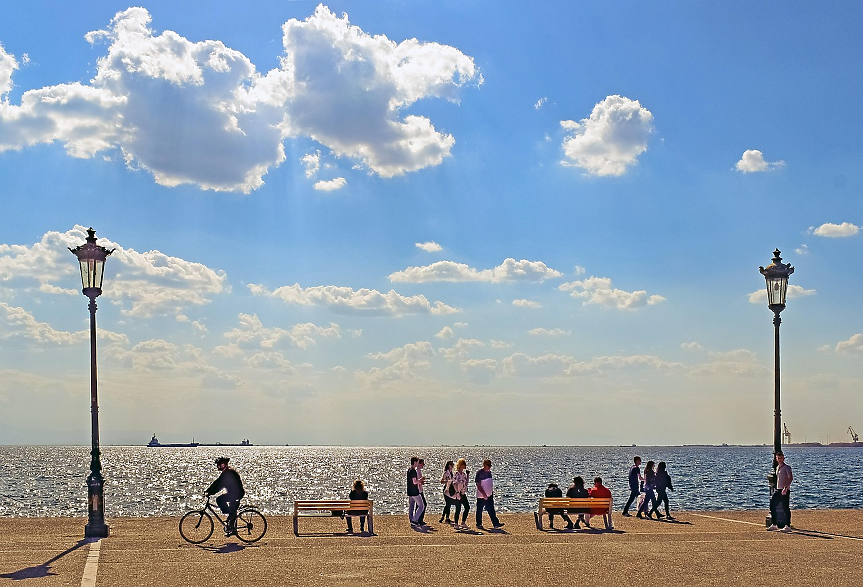 Разширяват крайбрежната алея на Солун с дървена платформа над морето 