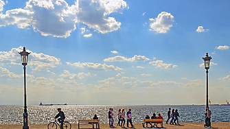 Разширяват крайбрежната алея на Солун с дървена платформа над морето