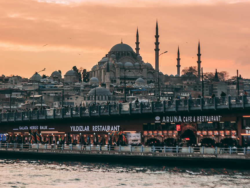 Истанбул дигитализира историята си: Поставя QR кодове на забележителностите