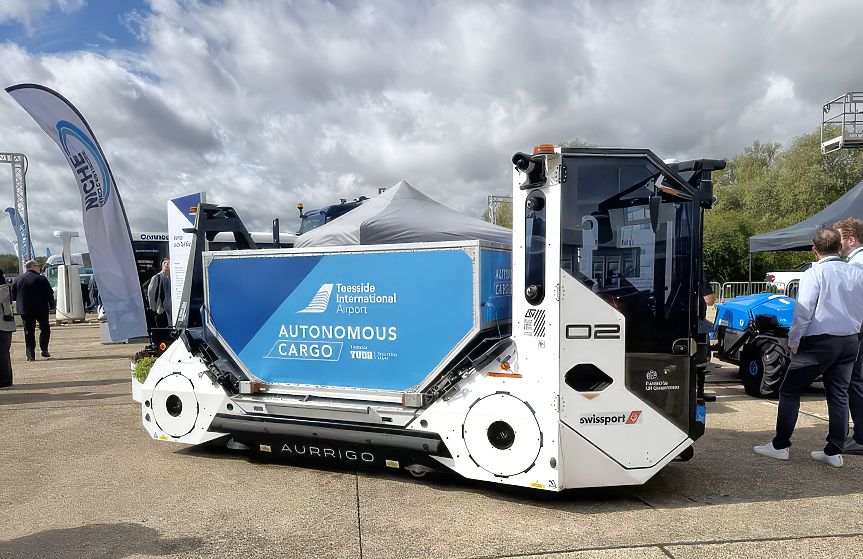 Превозни средства без шофьори на летищата: Как Aurrigo променя превоза на багаж и пътници?