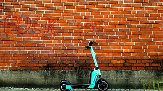 След хаос по тротоарите: Европейска столица забранява тротинетките