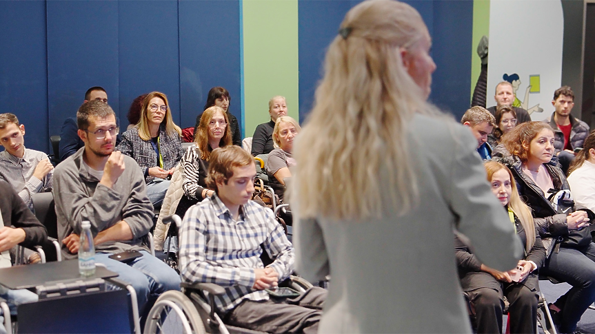 „Рамо до рамо“: как бизнесът може да бъде двигател на социална промяна