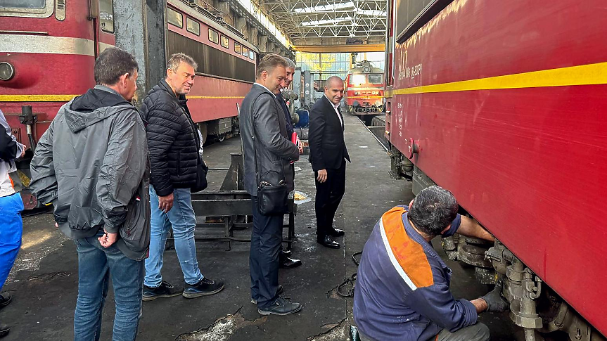 Вицепремиерът и министър на транспорта и съобщенията Гроздан Караджов на посещение в депата на БДЖ–Пътнически превози в Русе, Горна Оряховица и Мездра